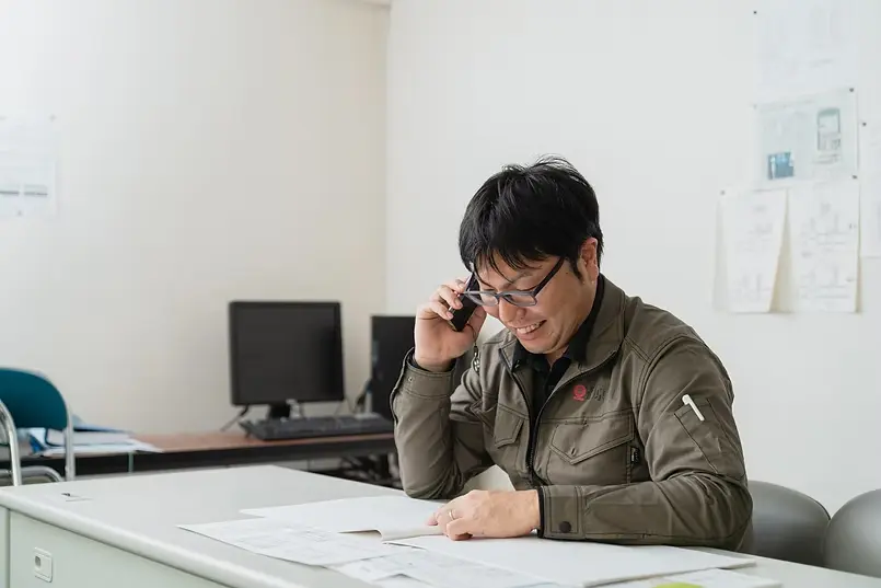 電話中の千葉裕也さん