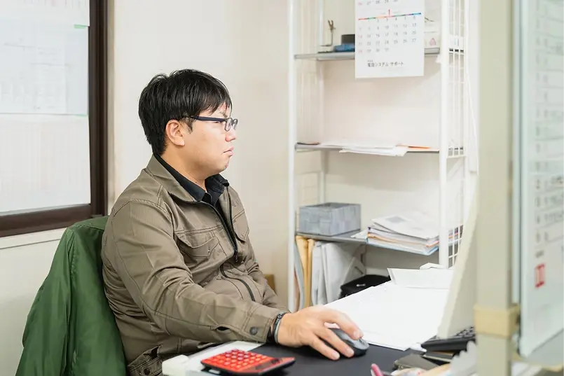 仕事中の千葉裕也さん