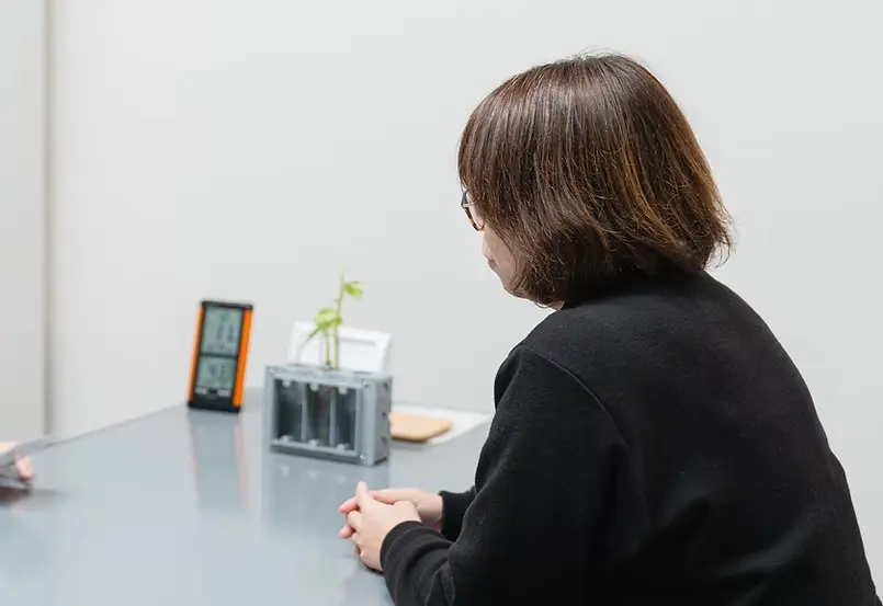 話をしている泉まきさん