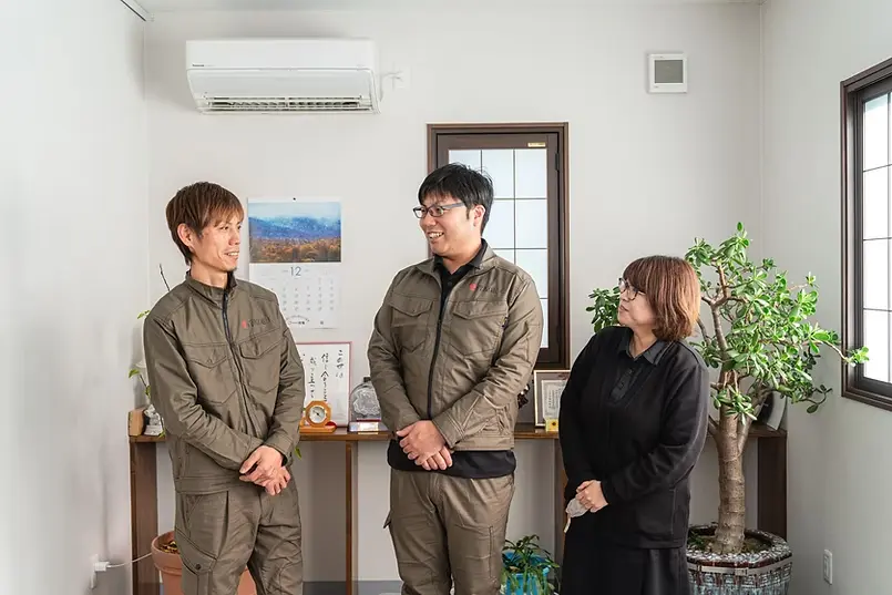 3人で会話をしている泉まきさん